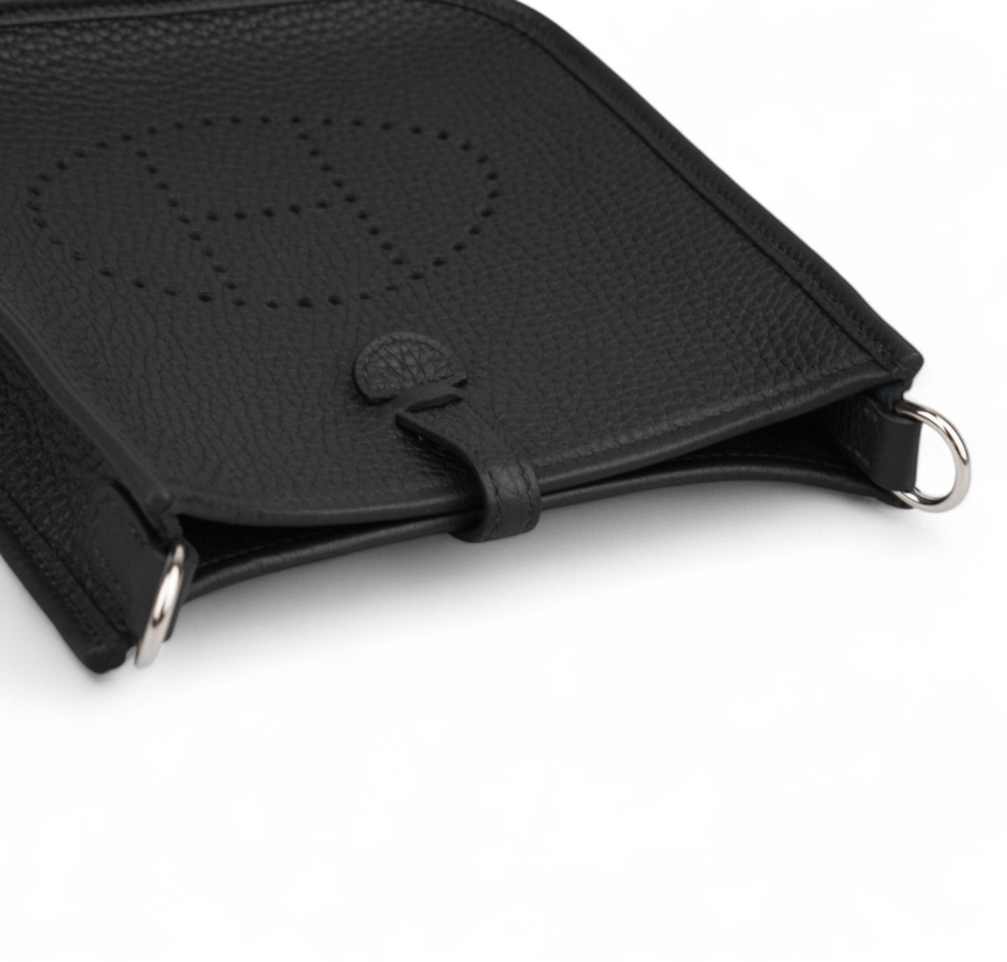 Evelyn 16 Black